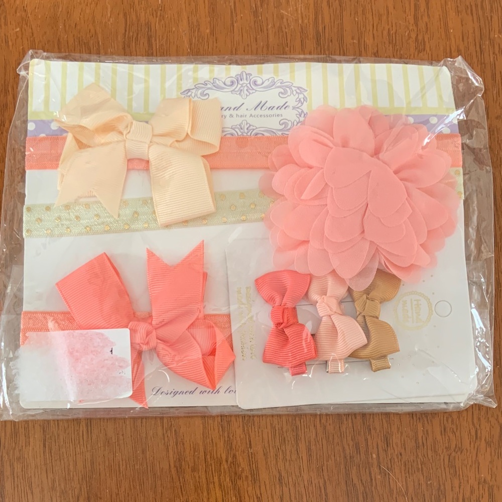 🍓3/$10 NWT Peach and Pink Hair Accessories Set